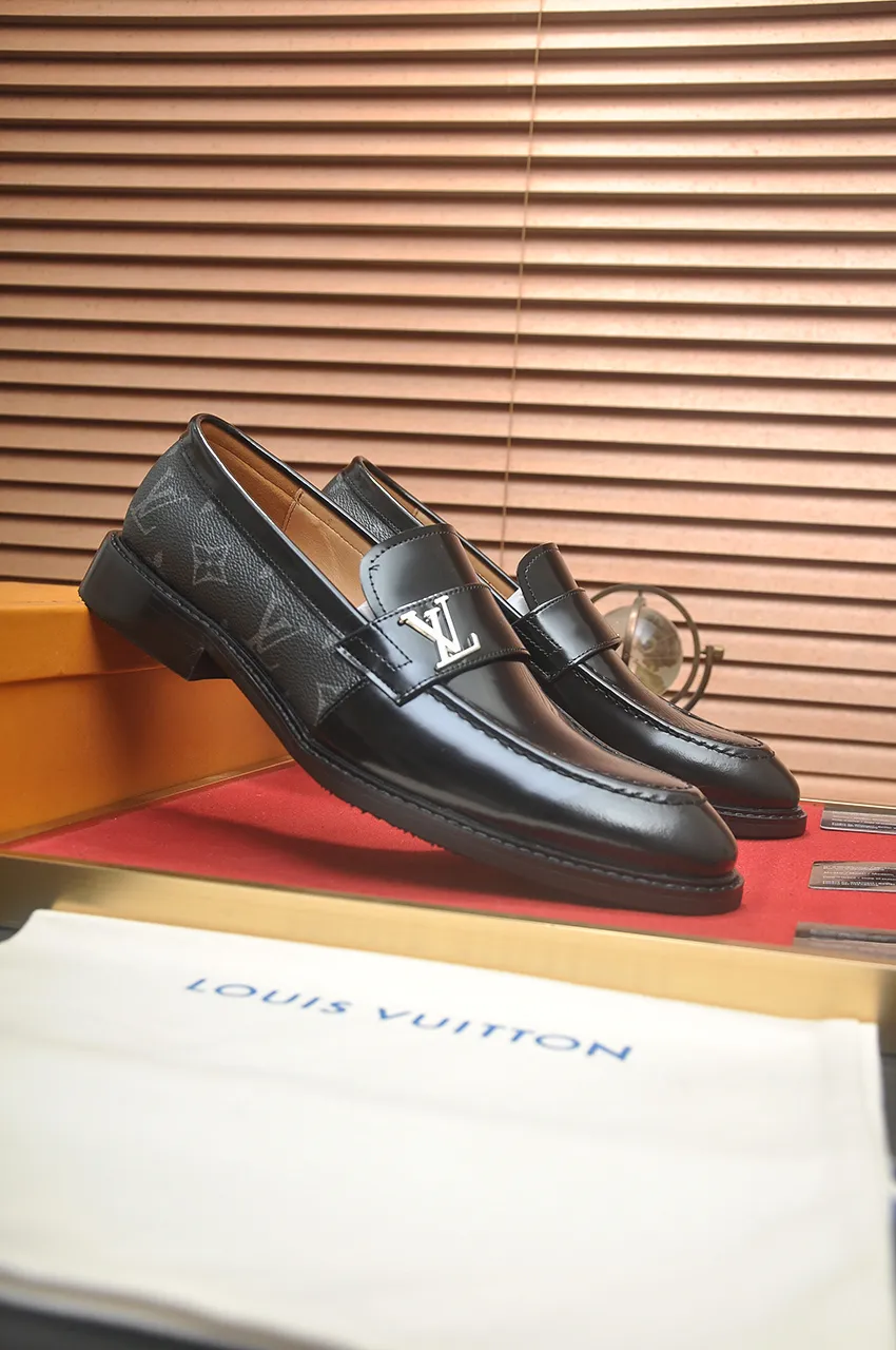 Men's men's shoes 💰460💶 [LV] (original single cowhide lining) 🍀LV's latest genuine leather business suit shoes are launched simultaneously on the official website. The first-layer cowhide imported from Italy is made of heavy gold, 💥1:1 rubber outsole from the official website. Versatile to wear, high-end without losing class, and the color combination is extraordinary. This four-season style is alluring when worn on your feet, showing off your big-name flair. Standard code 38-45 (45 customized)